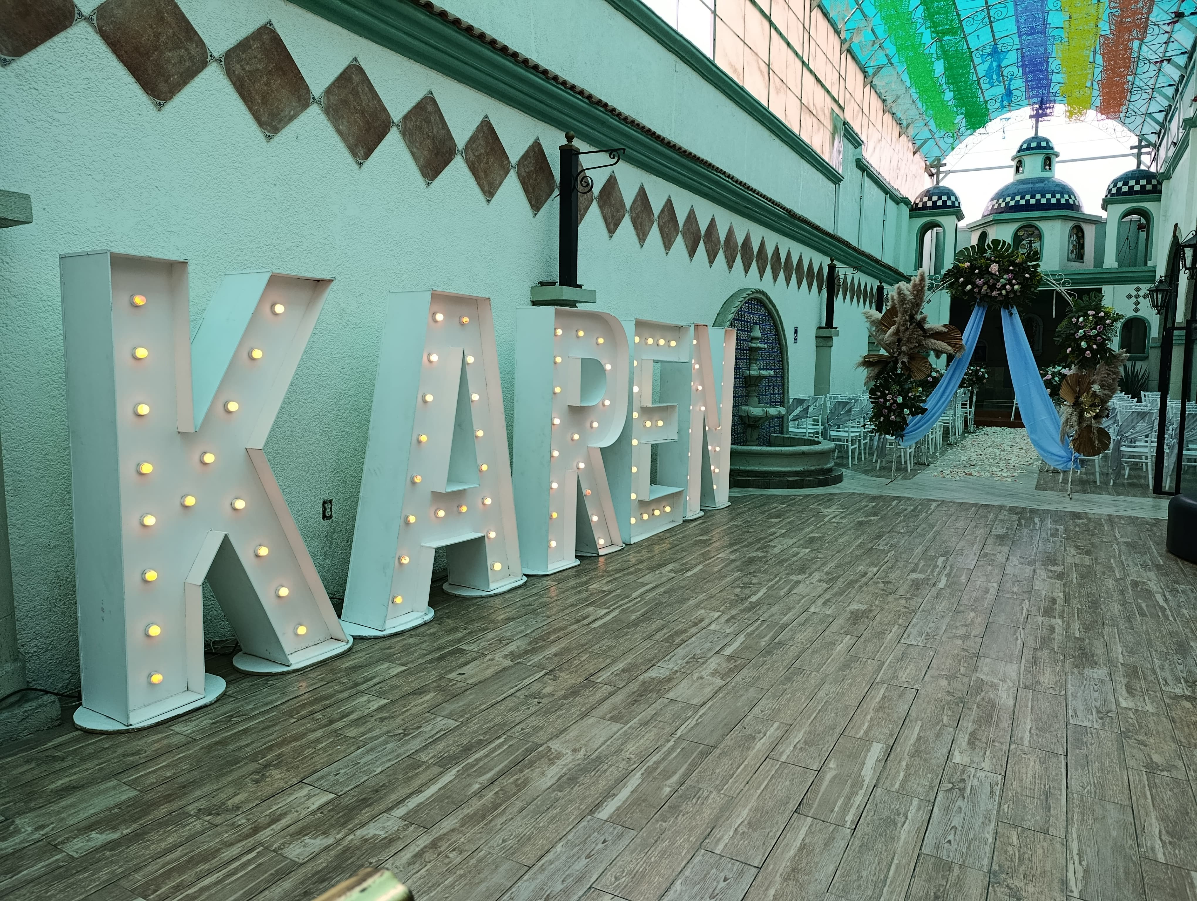 Letras gigantes iluminadas en la entrada de la ceremonia
