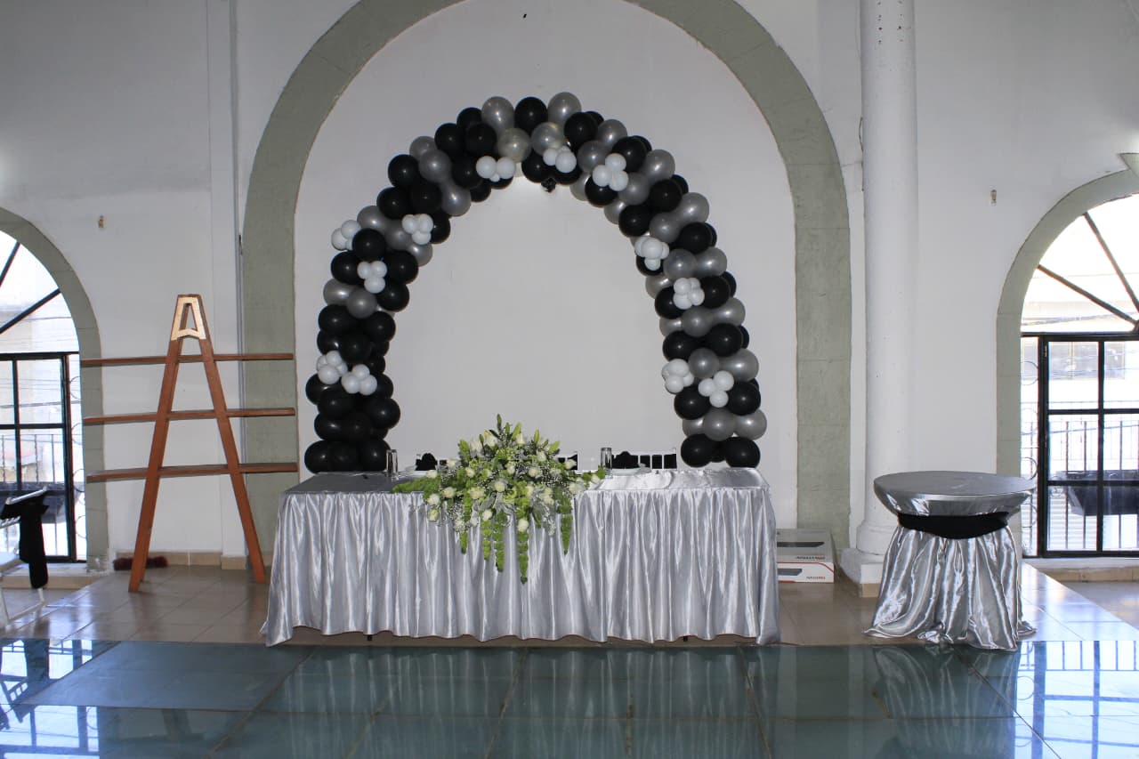 Detalle de arreglos de flores en Salón Íntimo